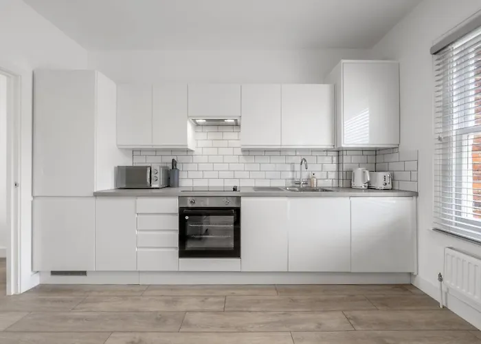 Modern Split Level 2Br Spacious Apt Maida Vale