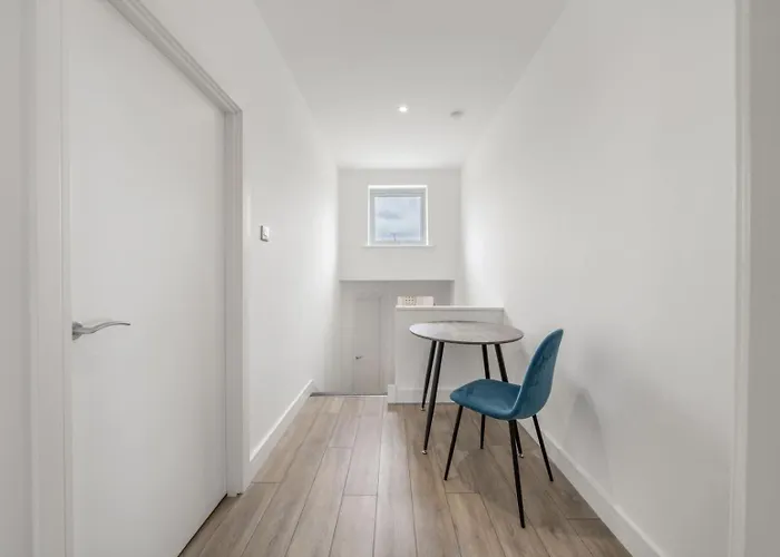 Modern Split Level 2Br Spacious Apt Maida Vale