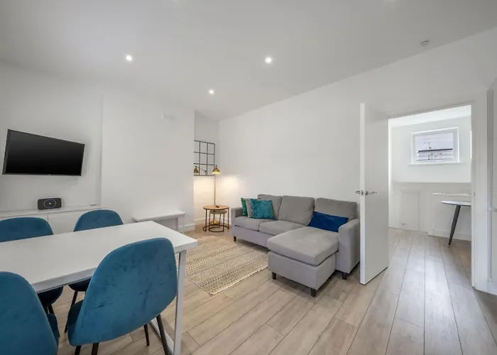 Modern Split Level 2Br Spacious Apt Maida Vale